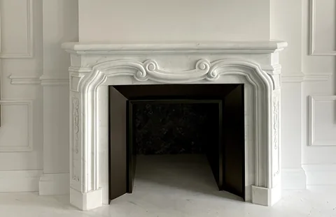 White Volakas marble fireplace surround, with an uncluttered setting