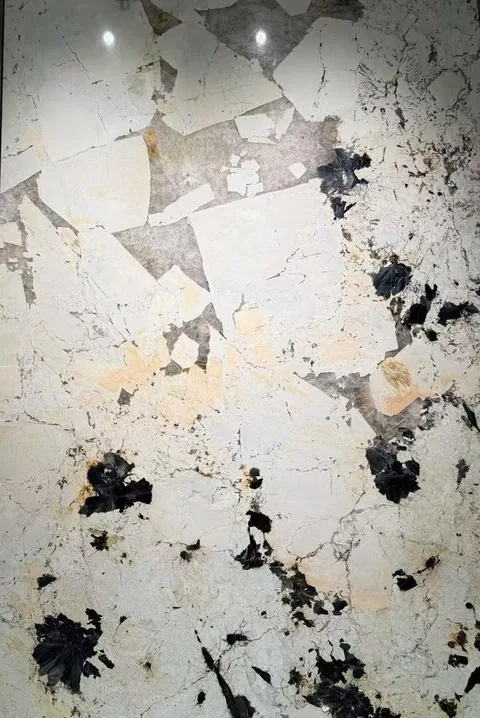 white stone slab, with a single full slab and angular breccia fragments, in a close surface view