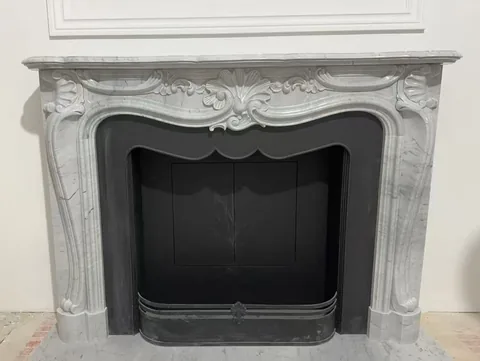 White Volakas marble fireplace surround, with an uncluttered setting